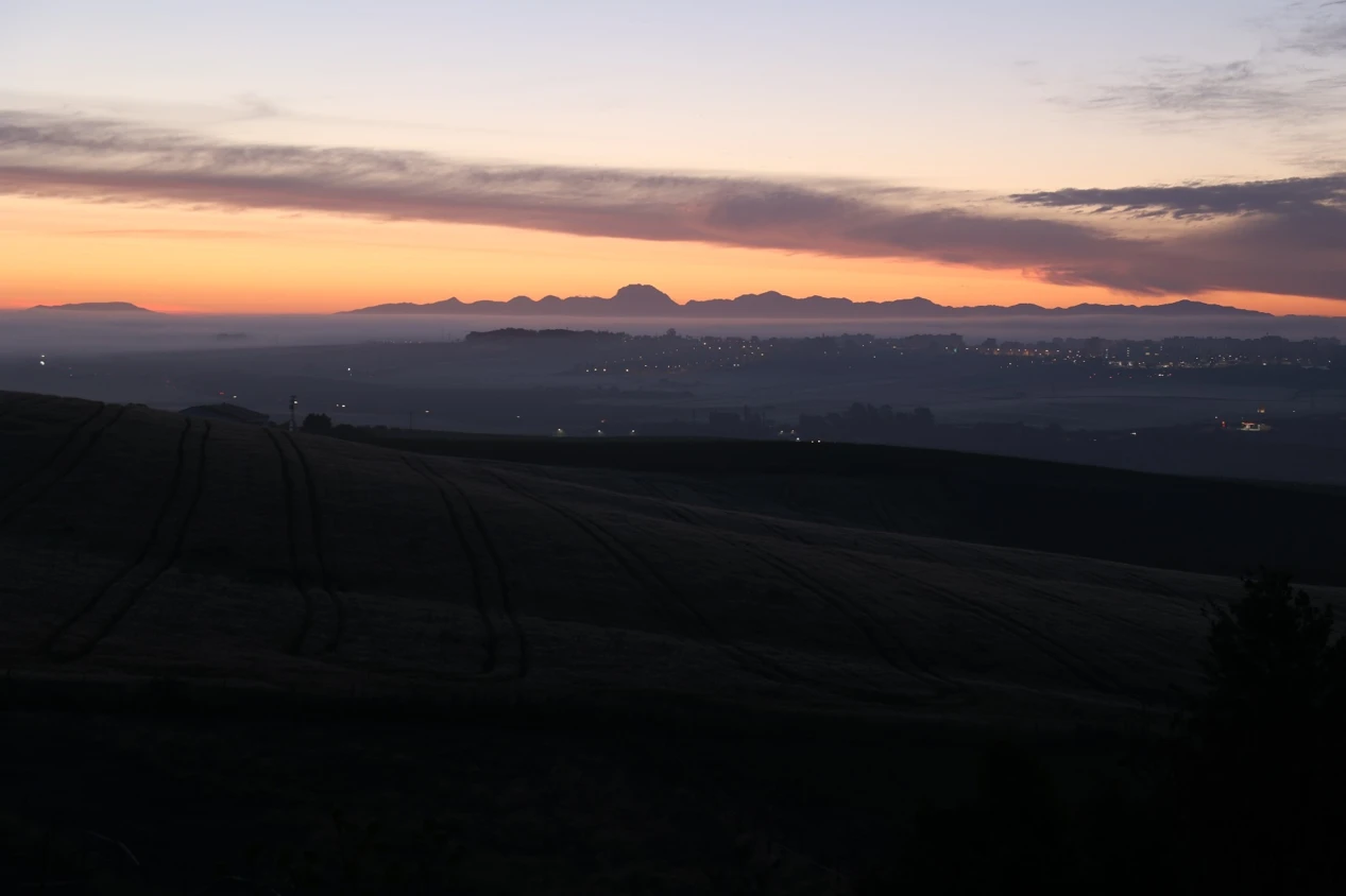 Amanecer en la Sierra de Grazalema desde visto desde el pago del Corchuelo en Jerez.