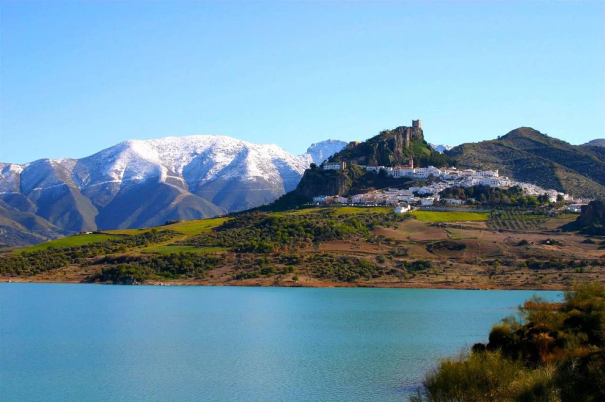 Zahara de la Sierra. Sierra de Cádiz al fondo