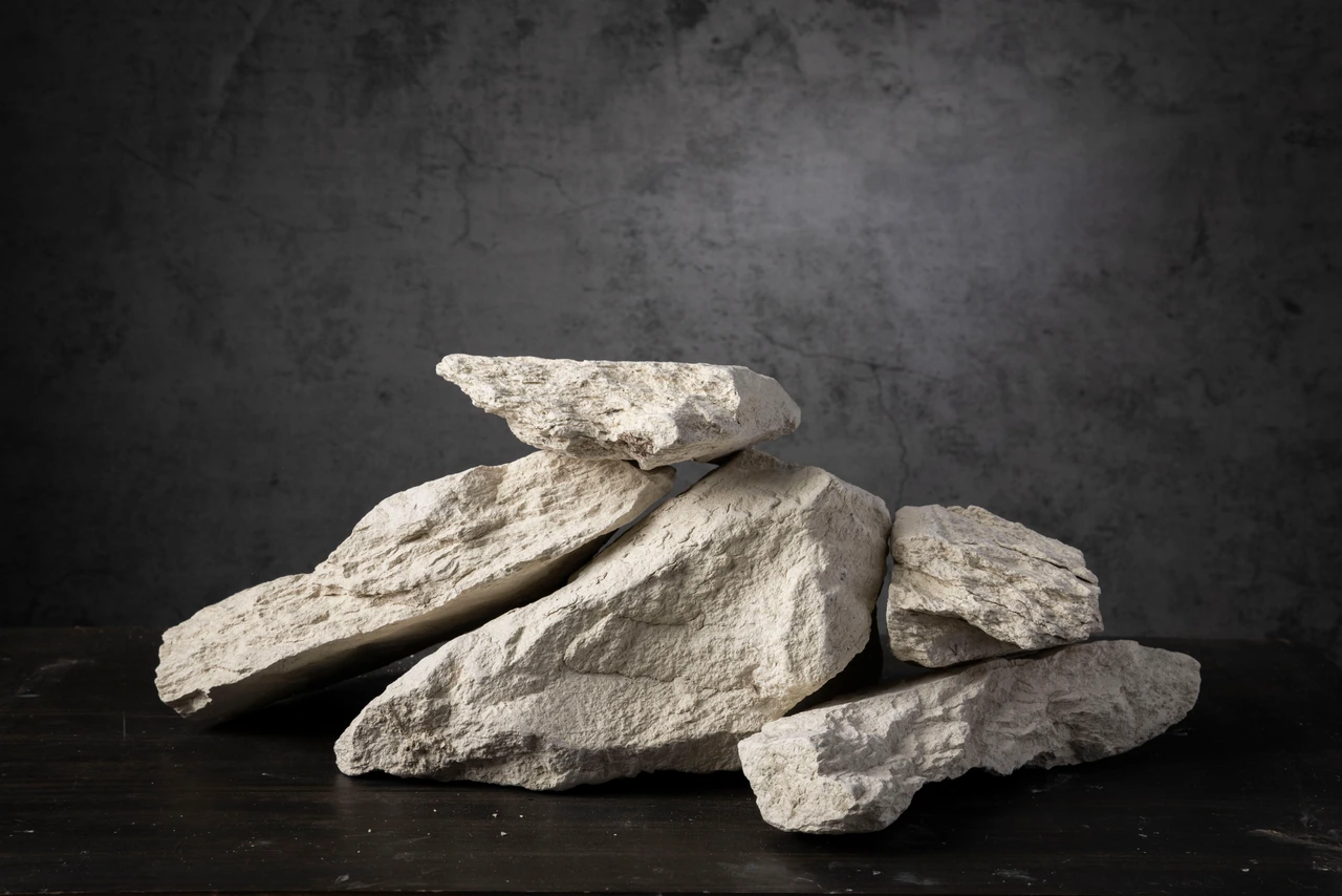 Fragmentos planos y superpuestos de tosca de barajuelas.
